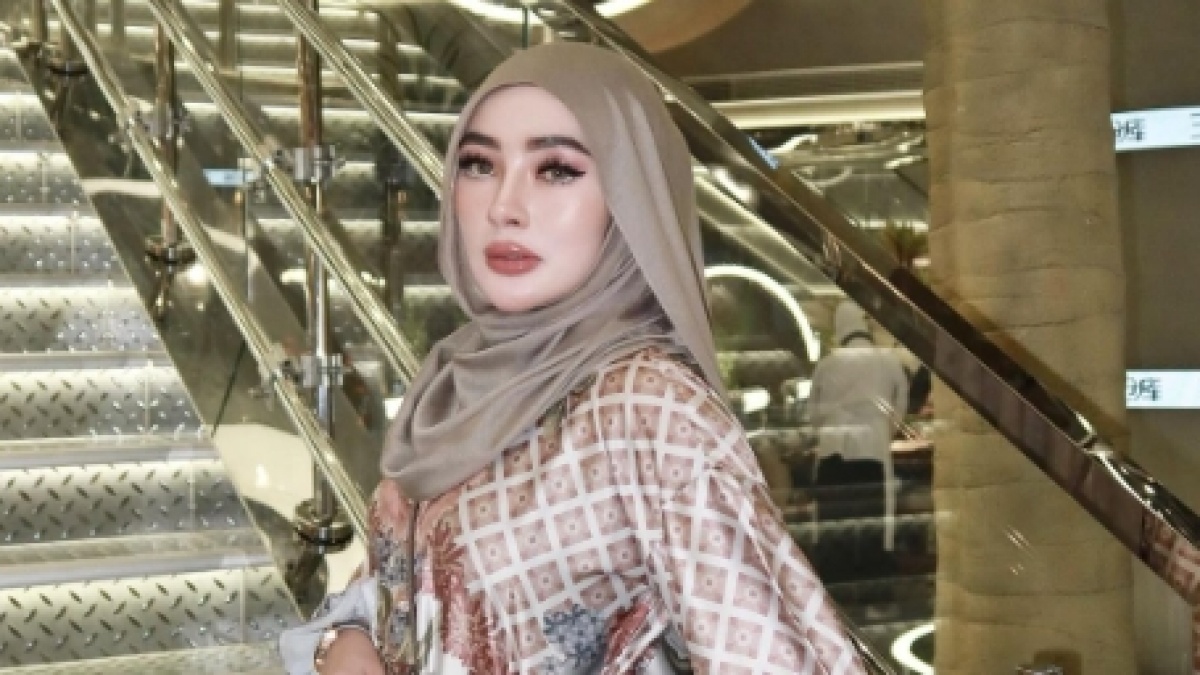 Apa Saja Bisnis Shella Saukia, Sampai Berani Biayai Umrah Transgender Isa Zega