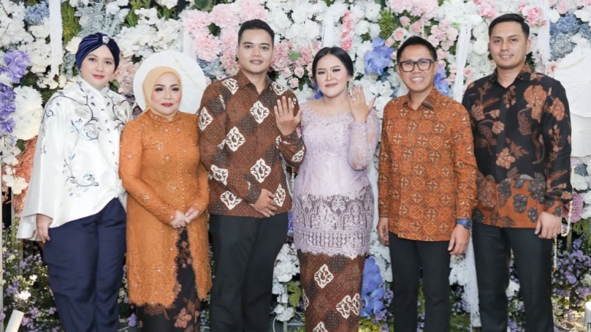 Anak Sulungnya Lamaran, Penampilan Muzdalifah Bikin Pangling