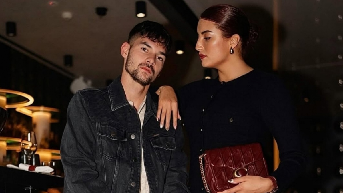 Biasa Sporty di Lapangan, Intip 5 Potret Sandy Walsh dan Istri Aislinn Konig Tampil Stylish Jadi Model Coach