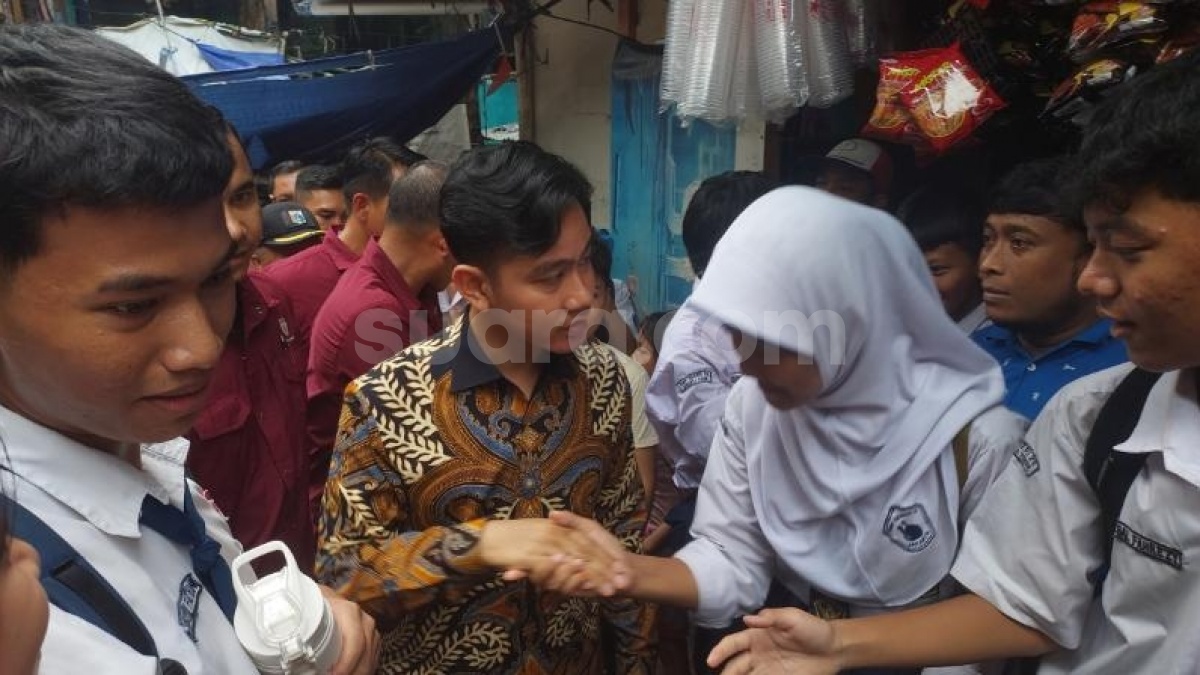Girang Dikasih Sembako, Begini Curhatan Emak-emak Korban Banjir di Kebon Pala Lihat Gibran Blusukan