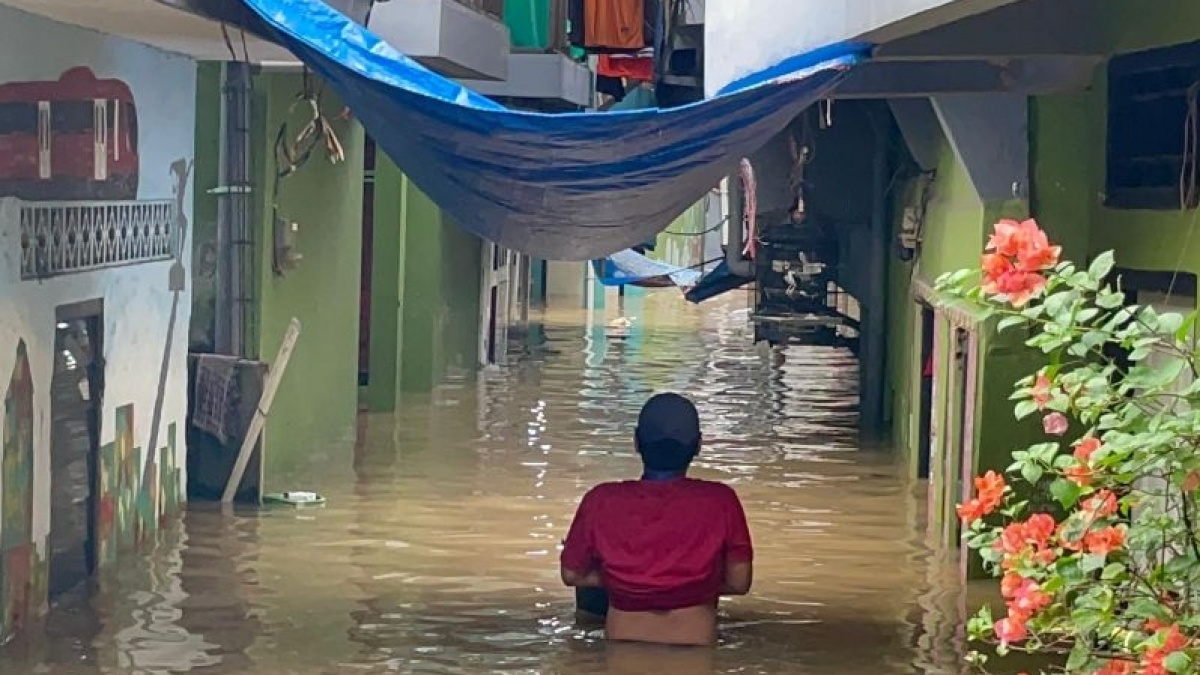 Kali Ciliwung Meluap, Ratusan Rumah di Kebon Pala Terendam Banjir Setinggi 2,5 Meter