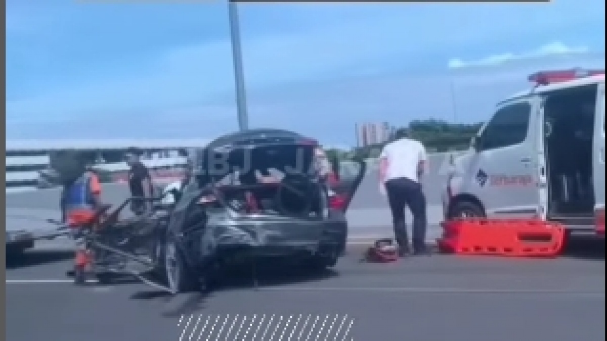 Viral! BMW Ringsek Parah Akibat Tabrakan di Tol Serbaraja, Gegara Mobil Pikap Pecah Ban?