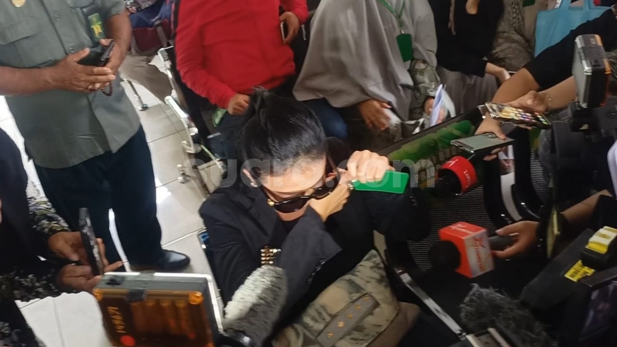 Tangis Asri Welas Pecah Usai Sidang Perceraian: Saya Minta Maaf, Jangan Tiru Kami