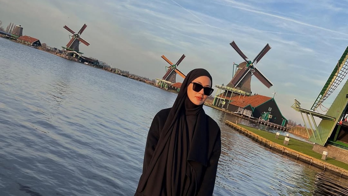 Gaya Anggun Paula Verhoeven di Negeri Kincir Angin, Tenteng Tas Chanel Ratusan Juta