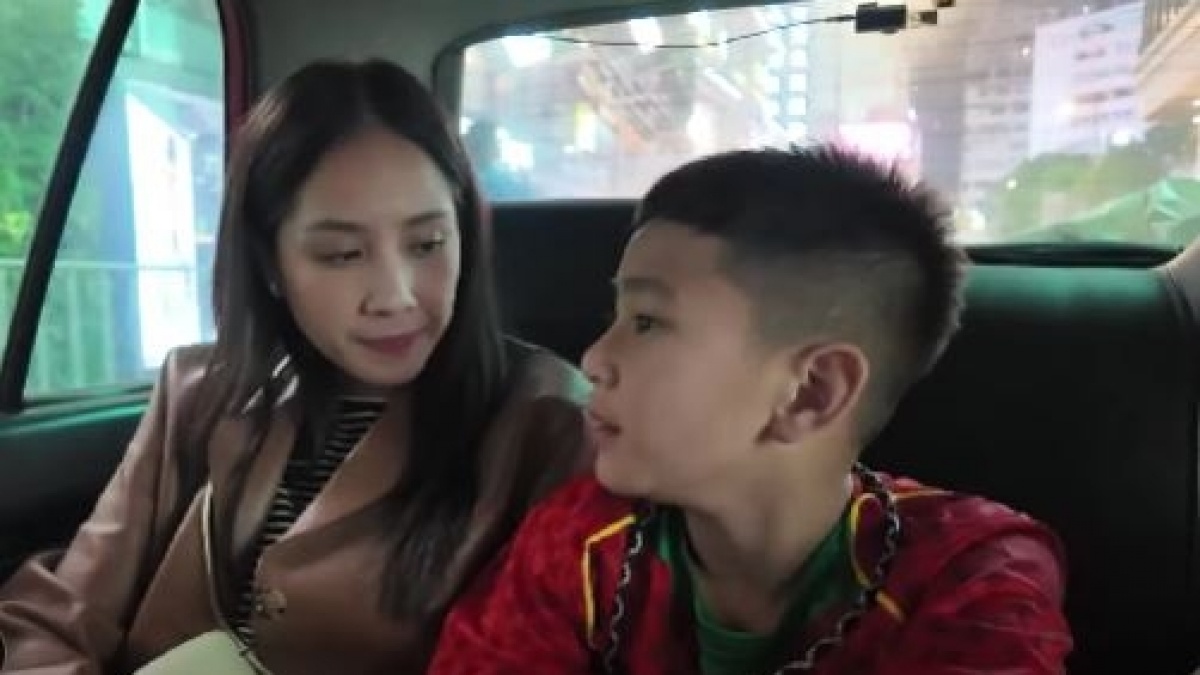 Dibantu WNI Pesan Taksi di Hong Kong, Ekspresi Nagita Slavina dan Rafathar Jadi Sorotan
