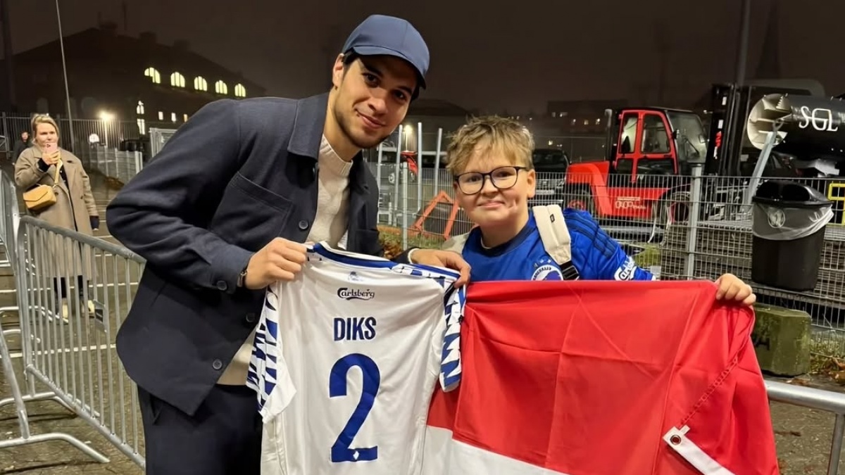 Fans Cilik FC Copenhagen Rela Bentangkan Bendera Indonesia Demi Dapat Perhatian Kevin Diks