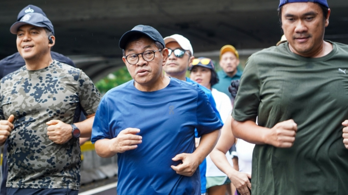 Olahraga di CFD, Pramono Diserbu Warga Minta Foto Hingga Titip Salam ke Bang Doel