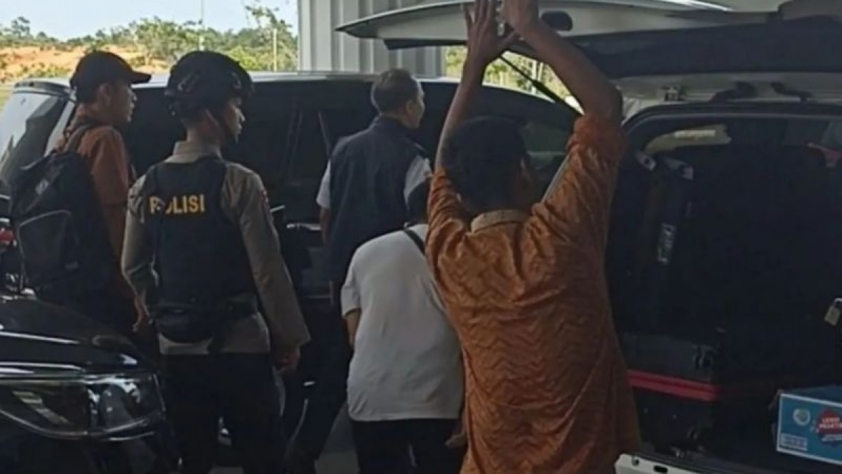 KPK Geledah Sejumlah Kantor di Pekanbaru Riau, Kadishub Dibawa Penyidik