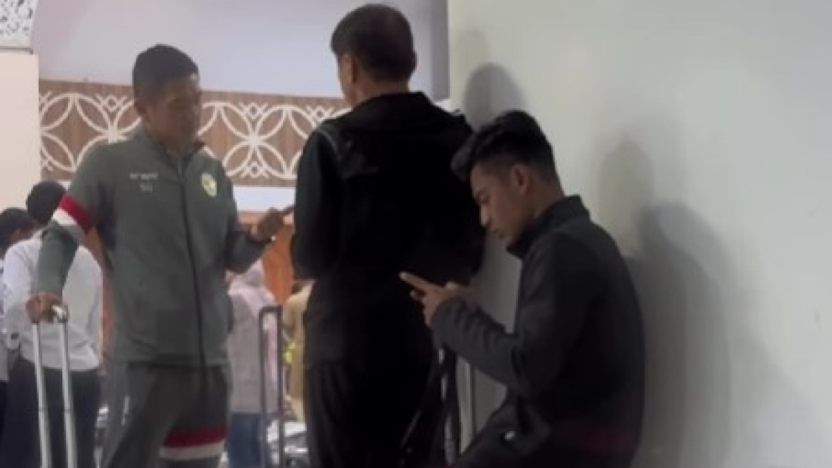 Tiba di Solo, Pratama Arhan Terciduk 'Ngumpet' di Belakang Shin Tae-yong