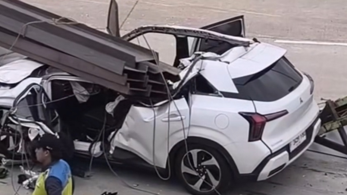 Bikin Heboh Netizen, Mobil SUV Ringsek Ketiban Besi Akibat Kecelakaan di Tol Andara