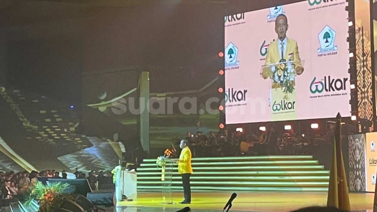 Momen Bahlil Terpeleset Lidah Salah Sebut Jabatan Ahmad Muzani di HUT Golkar: Masuk Barang, Masuk