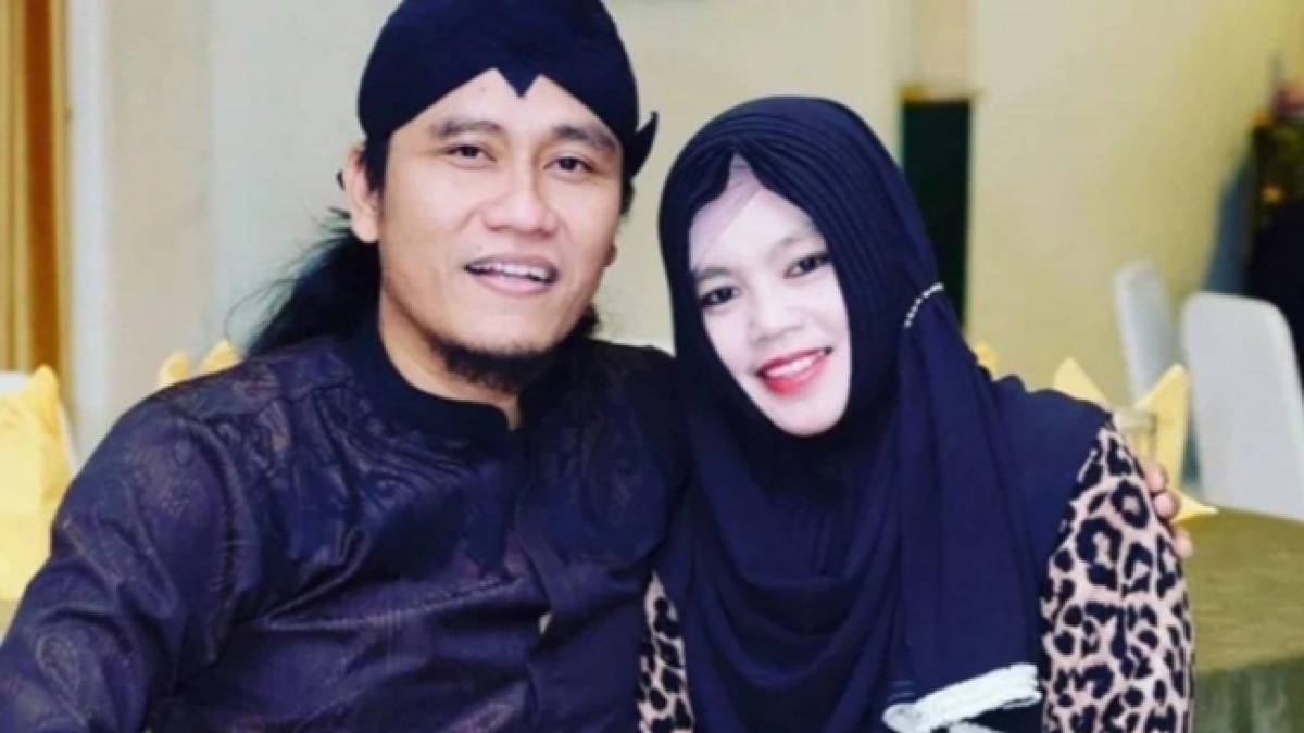 Profil Ning Astuti Istri Gus Miftah, Adab saat Bagi Roti ke Santri Disorot