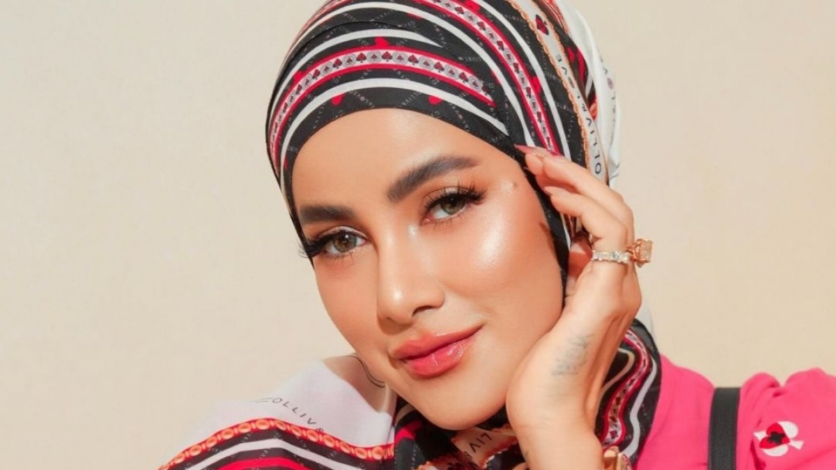 Perjalanan Spiritual Olla Ramlan, Putri Haji yang Putuskan Lepas Hijab
