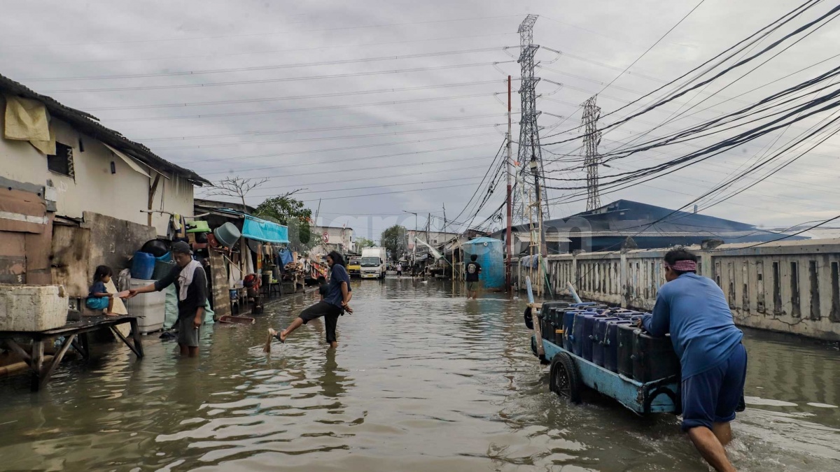 Banjir Rob Rendam Jalan Depan JIS, Petugas Gabungan Lakukan Penanganan Ini