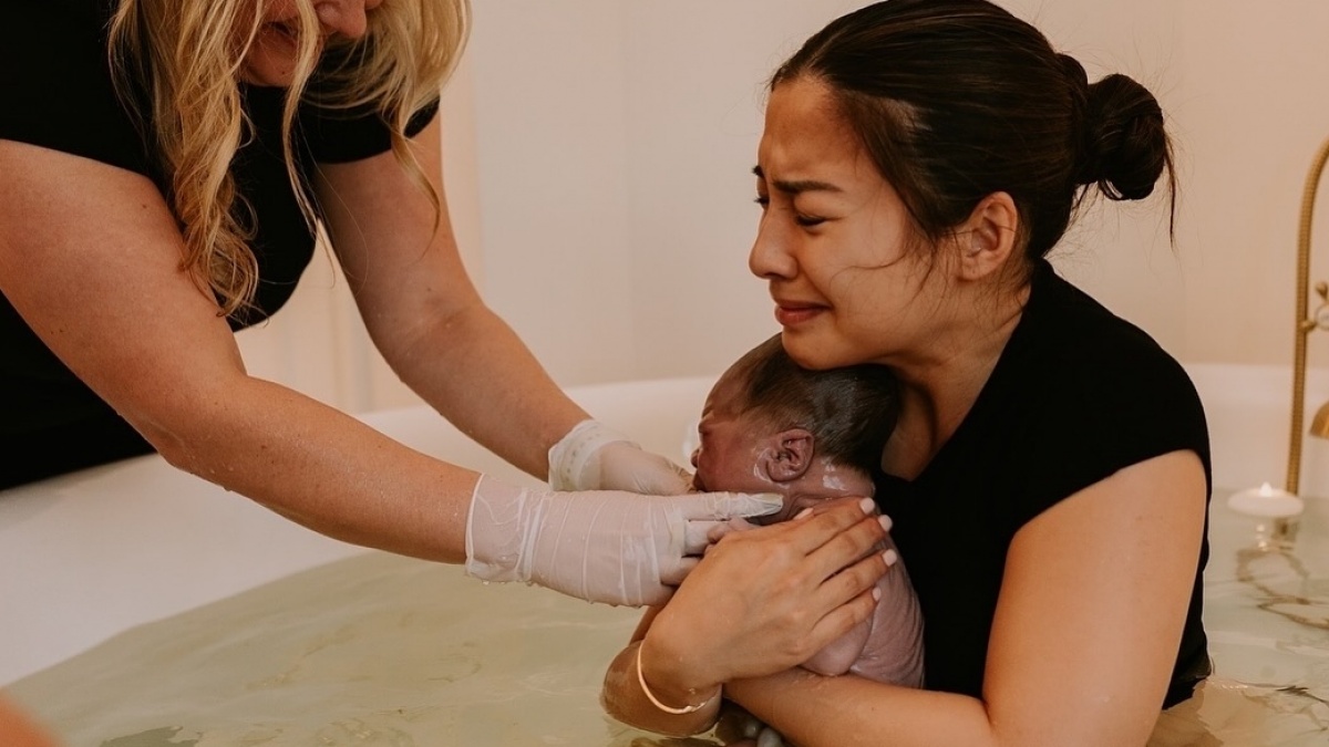Berapa Biaya Melahirkan Water Birth ala Nikita Willy di Amerika Serikat?