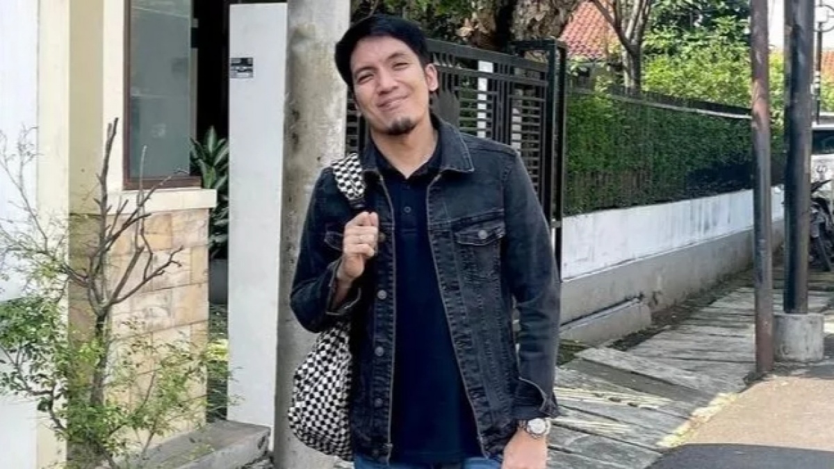 Terpukul Ditinggal Pergi, Desta Membisikan Cerita Masa Lalu ke Jenazah Ricky Siahaan di Peti Mati