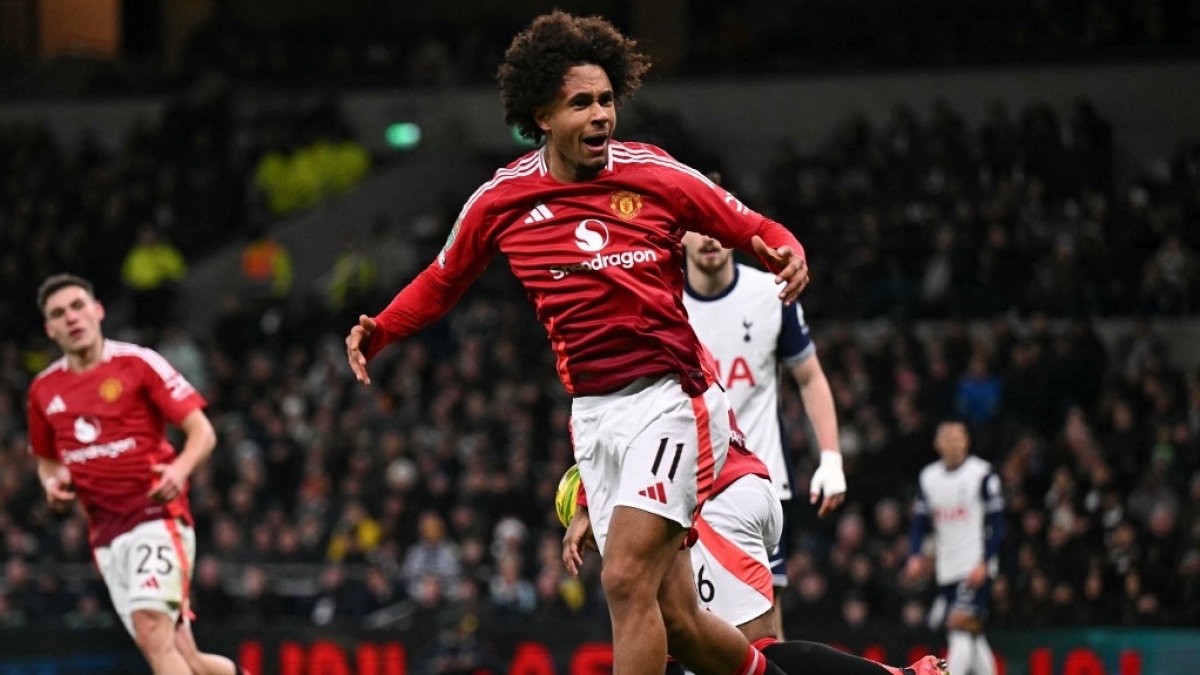 Drama di Old Trafford: Joshua Zirkzee Minta Cabut, MU Incar Vlahovic atau Lewandowski?