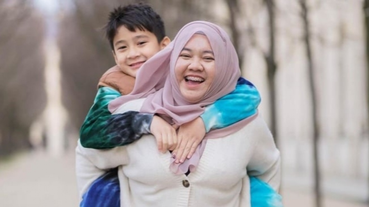 Jadi Anak Sultan, Rafathar Diajari Mba Lala Masak Telur Ceplok Sendiri