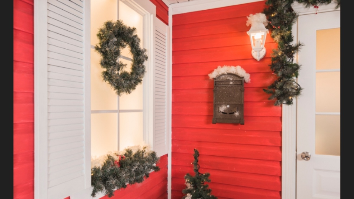7 Ide Hiasan Natal Pintu Simple dan Murah Meriah