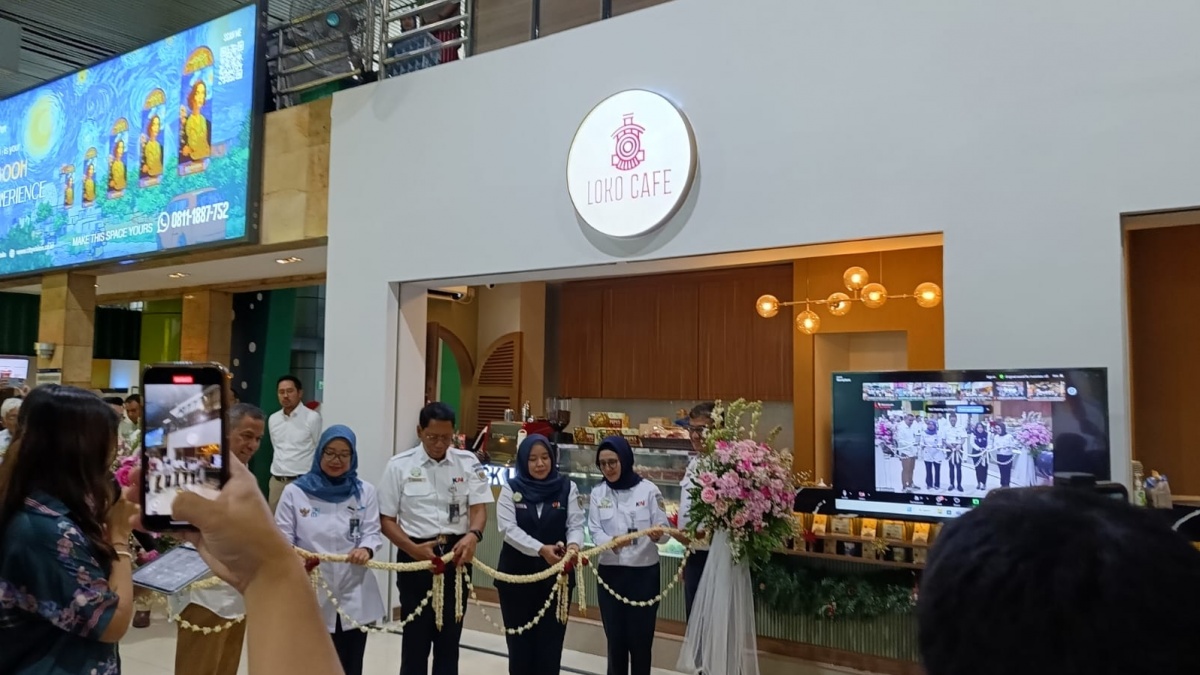 Tingkatkan Layanan, KAI Services Serentak Resmikan Loko Cafe, Parkir Double-Decker & Gudang Logistik