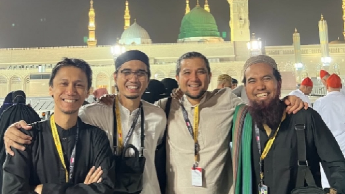 6 Momen Sakti Umrah Bareng Personel Sheila On 7, Penantian 18 Tahun!