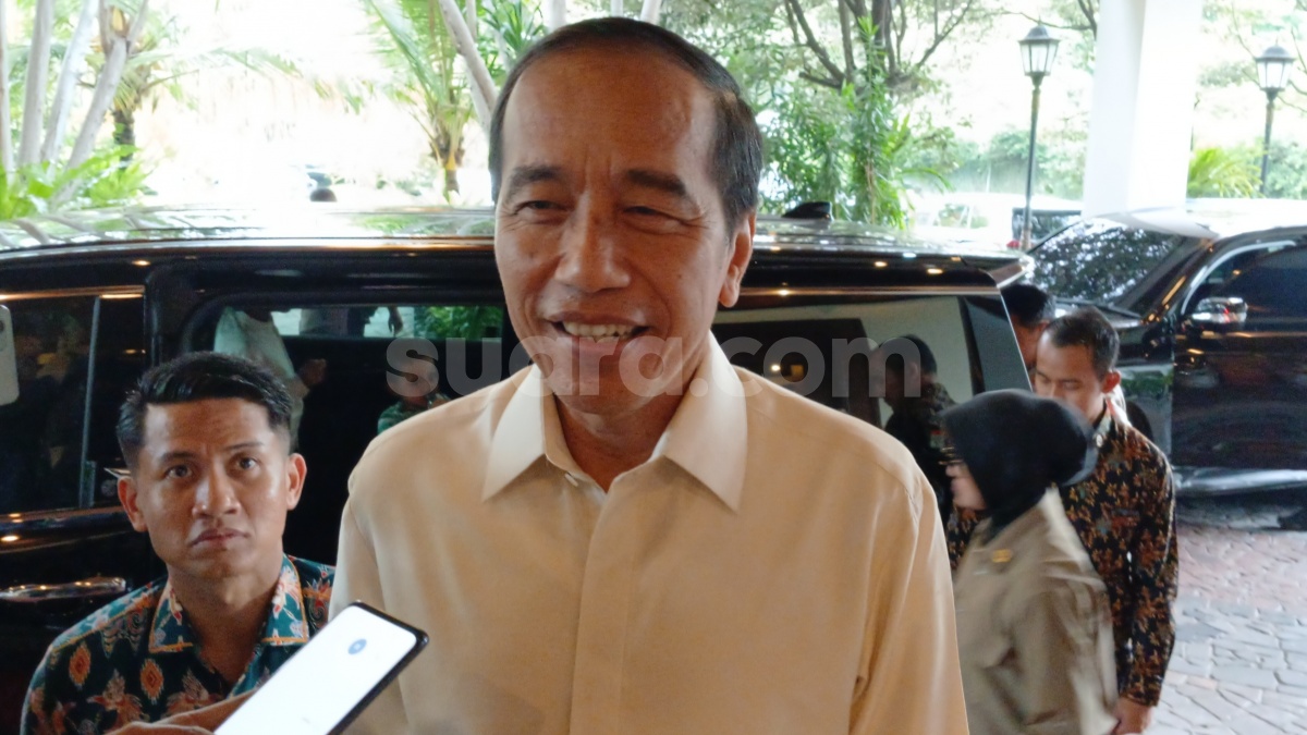 Rumah di Solo Jadi 'Objek Wisata' Dadakan, Jokowi Sambut Ibu-Ibu Asal Kalimantan sambil Bawa Semprotan Tanaman