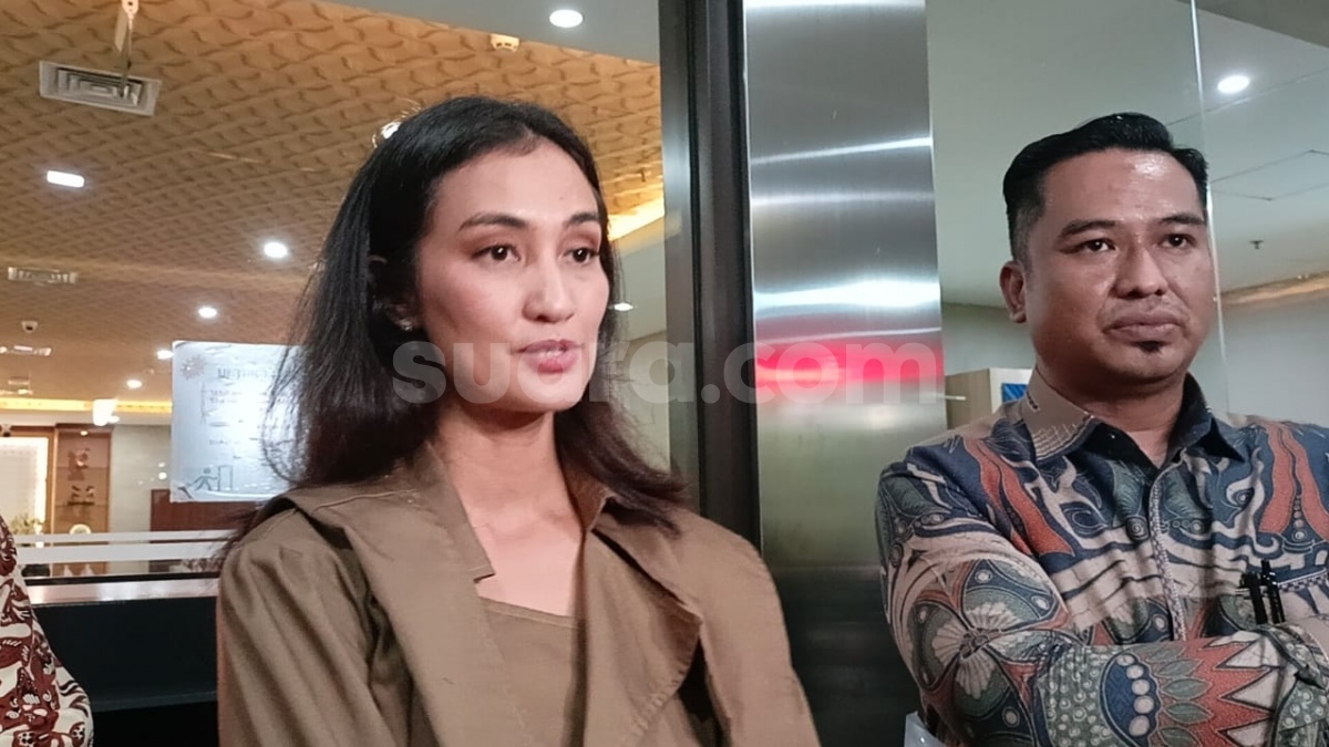 Atiqah Hasiholan Terima Tantangan Jadi Dukun, Sampai Belajar Ilmu Hitam