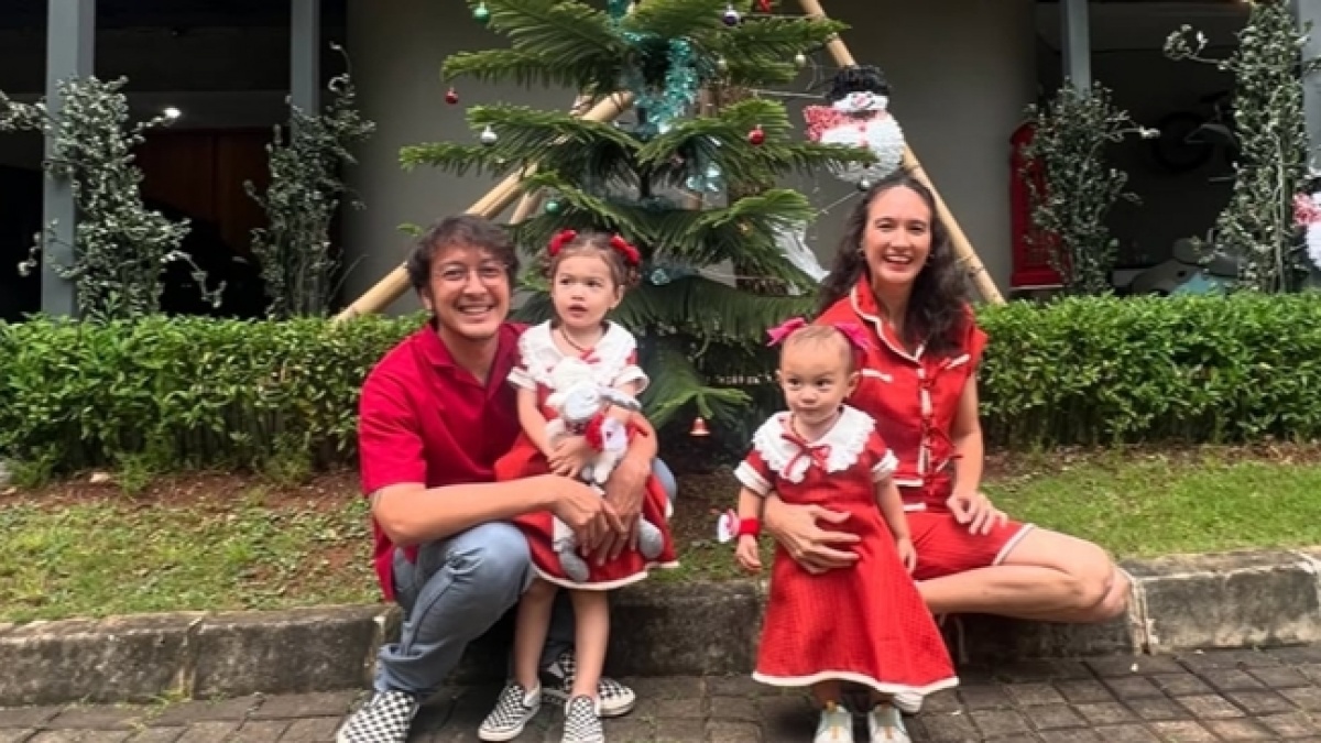 Apa Agama Dimas Anggara? Dulu Kumandangkan Azan Saat Kelahiran Anak, Kini Ikut Natal ke Gereja Bareng Istri!