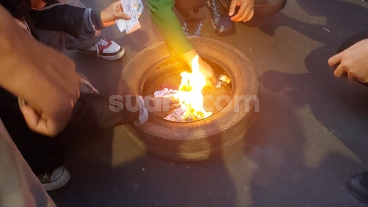 Demo Tolak PPN 12 Persen di Jakarta Memanas! Massa Bakar Uang: Kalau Bukan Mahasiswa Siapa yang Berani!