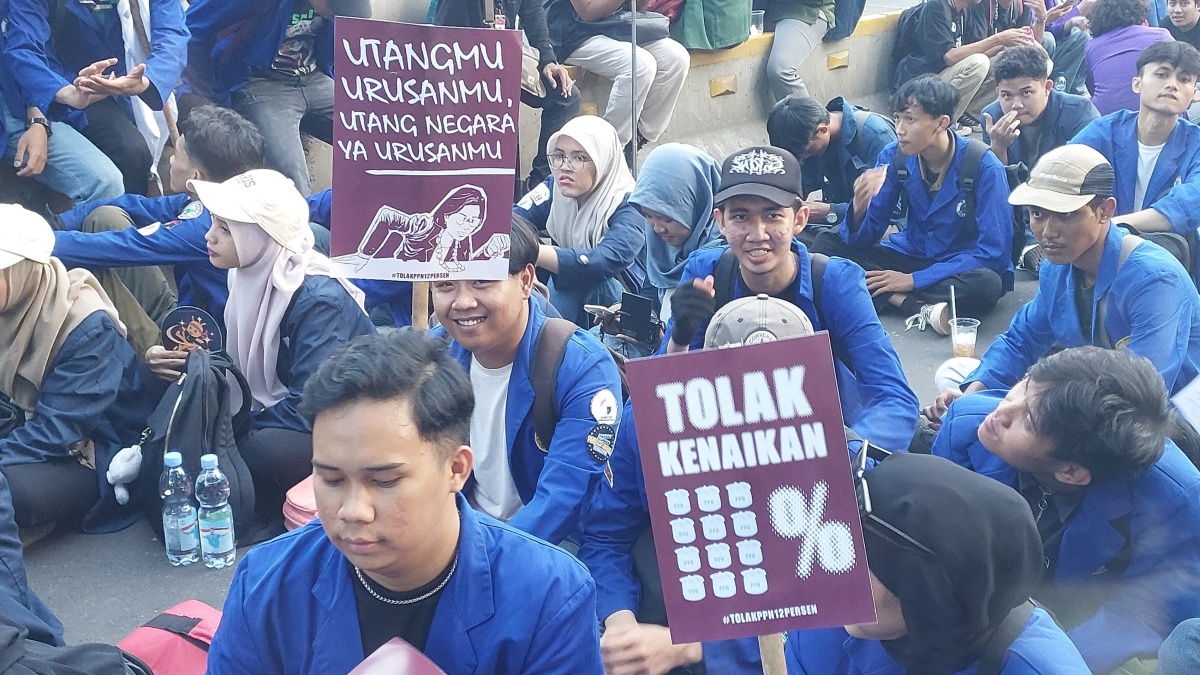 'Utangmu Urusanmu!' Poster Demo BEM SI Sindir Sri Mulyani Soal PPN 12 Persen