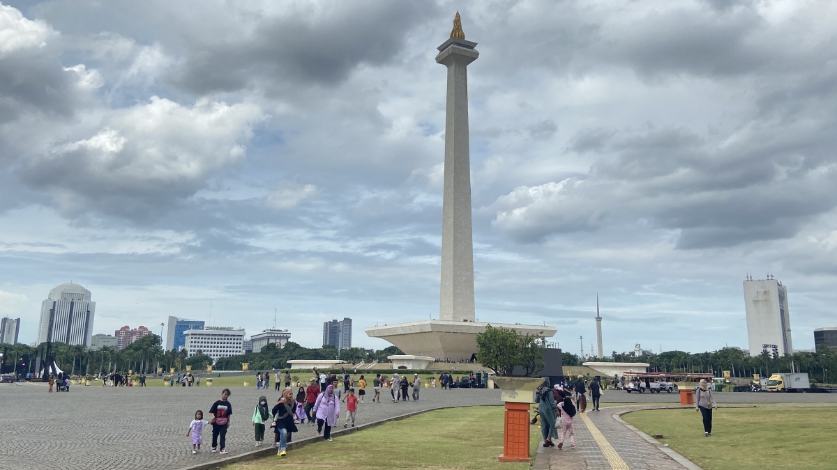 Belasan Ribu Pengunjung Padati Kawasan Monas saat H+2 Lebaran 2025