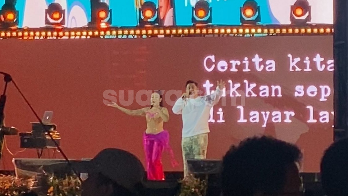 Ramaikan Acara Malam Tahun Baru di Bundaran HI, Aksi Yura Yunita dan Suami Bikin Baper