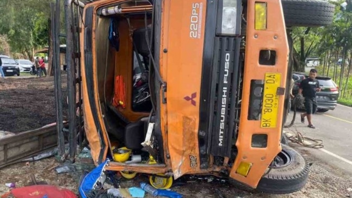 Rem Blong, Truk Terguling Timpa Minibus dan Motor di Pidie, 5 Orang Tewas