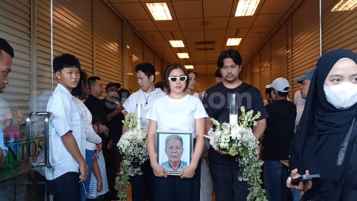 Detik-Detik Jenazah Ayah Dikremasi, Jessica Iskandar Berusaha Tegar