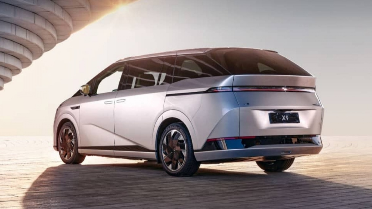 5 Rekomendasi Mobil Listrik Selevel Alphard, Nyaman dan Stabil di Jalanan