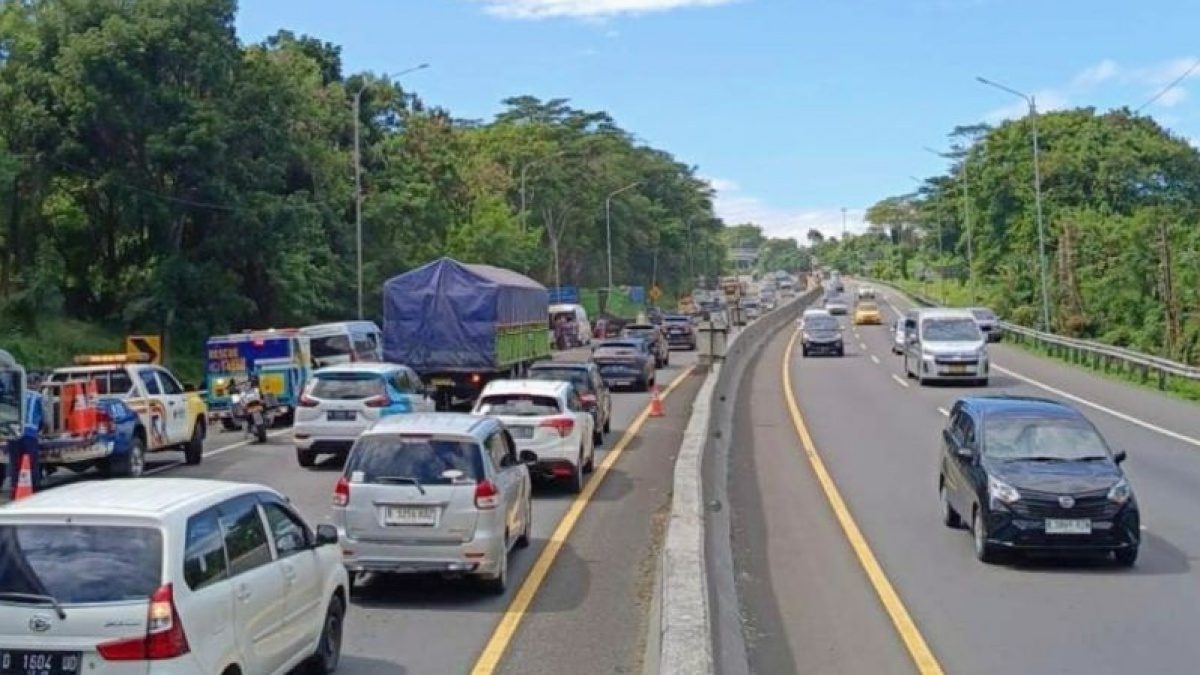 Sejumlah Mobil Alami Ban Bocor saat Melintas di Tol Cipularang, Pengelola Dituntut Ganti Rugi