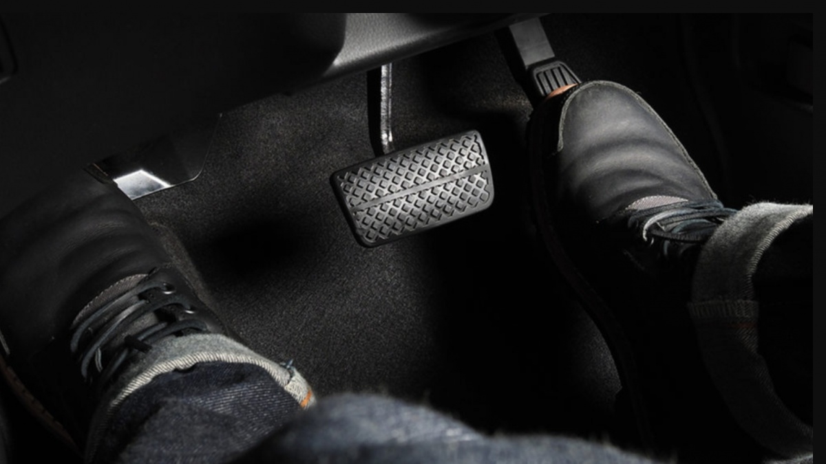 Misteri Kaki Kiri: Kenapa Harus "Nganggur" Saat Nyetir Mobil Matik?