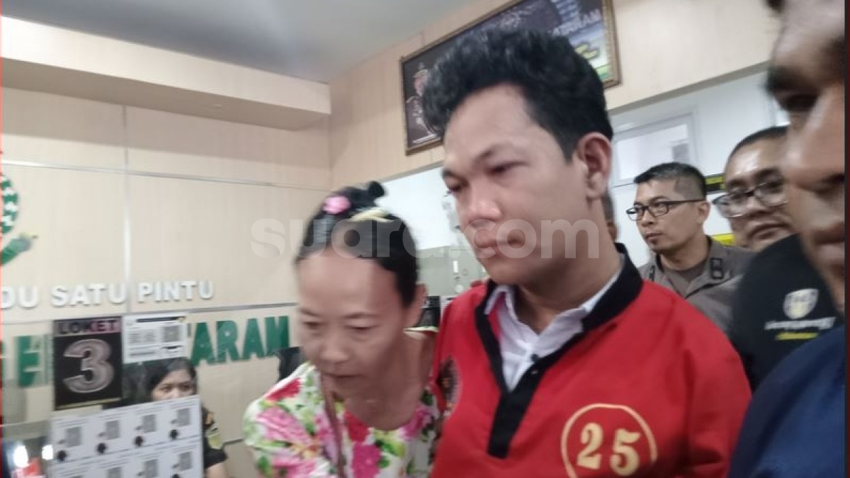Viral Momen Agus Buntung Turun dari Mobil Tahanan, Gaya bak Artis Sapa Fans sampai Beri Sambutan