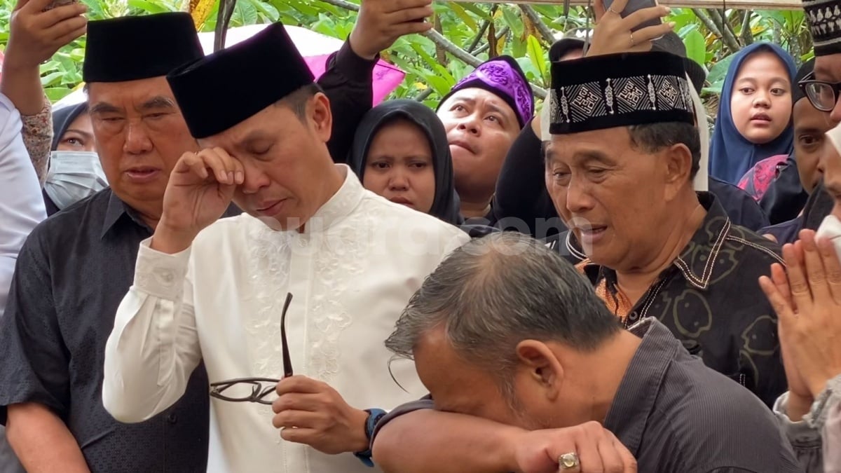 Tangis Eko Patrio di Makam Nurul Qomar: Saya Bersaksi...