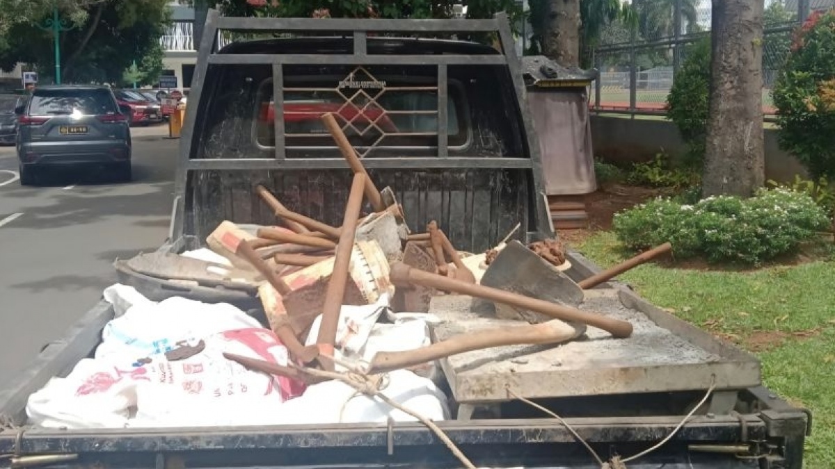 Viral! Trotoar di Koja Dibongkar Paksa, Ternyata Ini yang Diburu Pencuri di Bawah Tanah