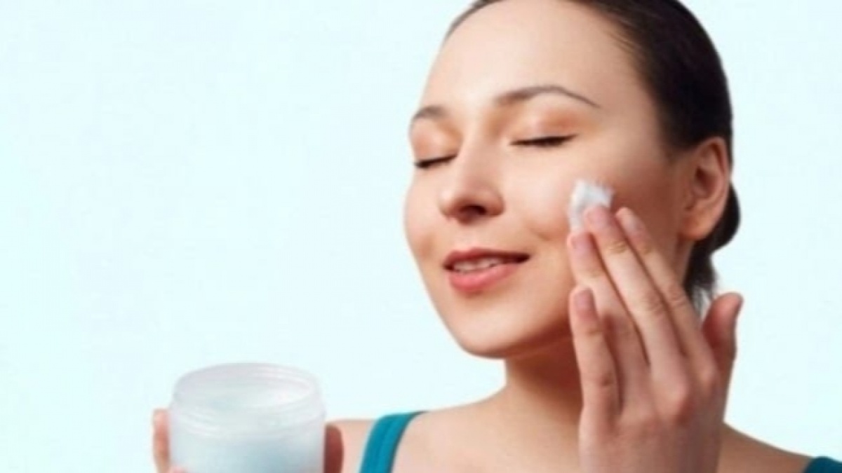 Apakah Boleh setelah Night Cream Pakai Sleeping Mask? Ini Urutannya
