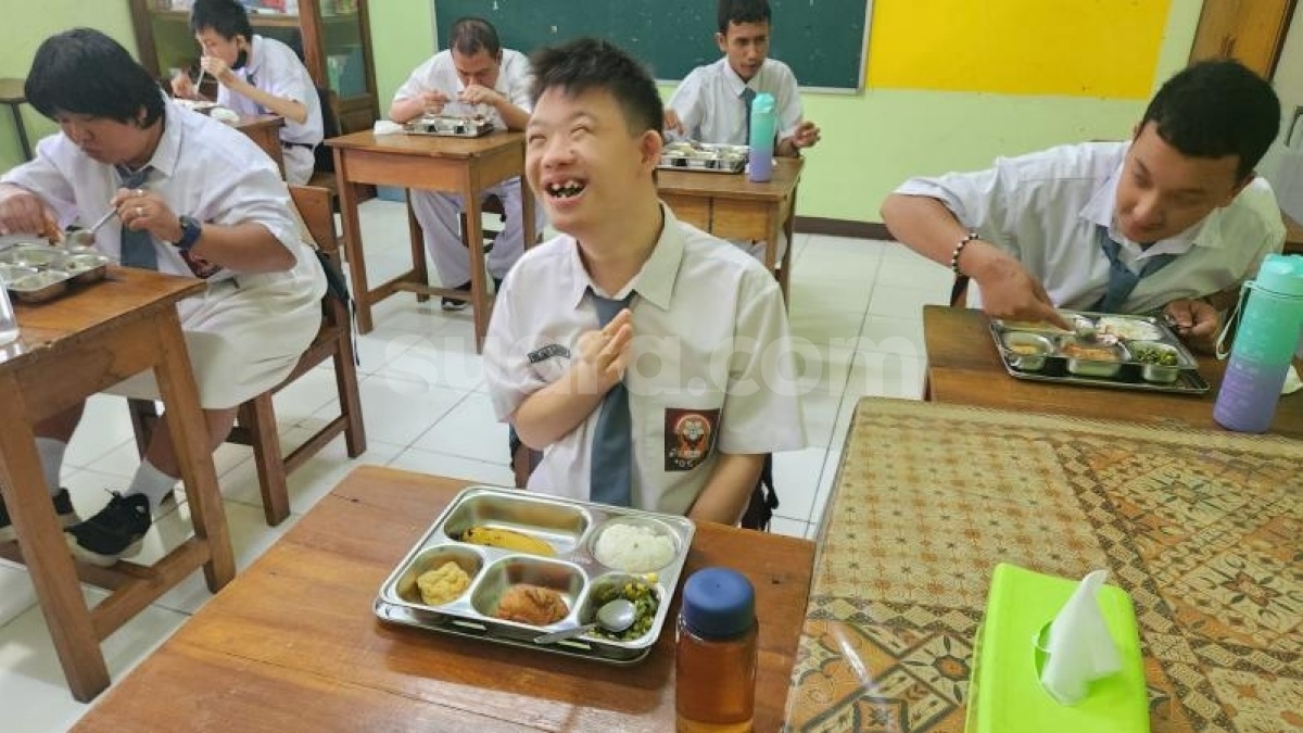 Wajib Dihabiskan, Begini Ekspresi Para Siswa SLB Santap Menu MBG di Depan Menko Pratikno