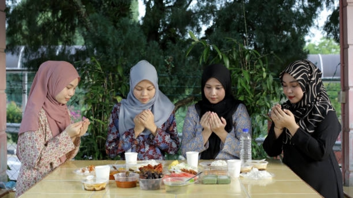 Kapan Waktu yang Tepat Baca Doa Buka Puasa Ramadhan 2025, Sebelum atau Sesudah?