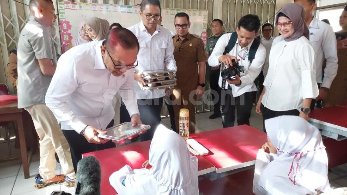 Menu MBG di SDN Lengkong Tangsel Nihil Susu, Wamen Todotua: Yang Penting Double Protein