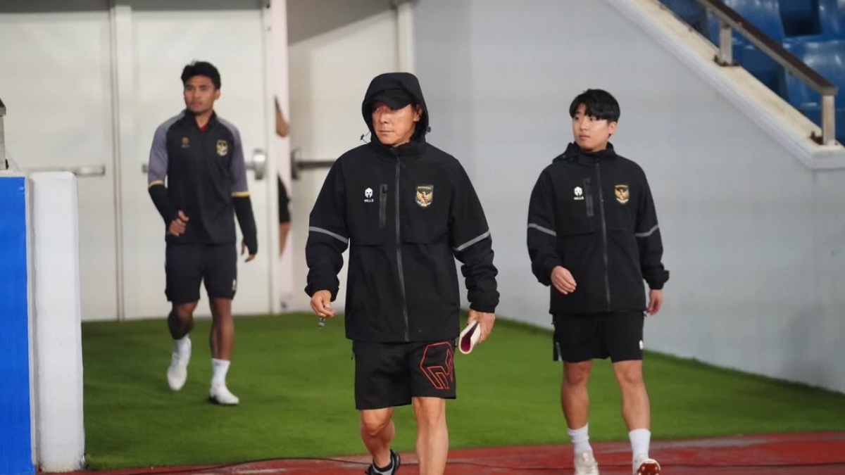 Momen Pemain Timnas Indonesia Semringah Saat Bertemu Tangan Kanan Shin Tae-yong