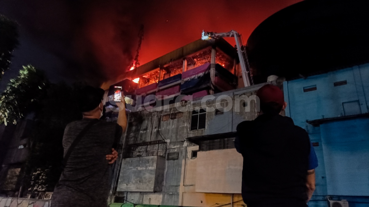Lolos dari Maut, Seorang Kasir Luka Parah Akibat Kebakaran Dahsyat Glodok Plaza