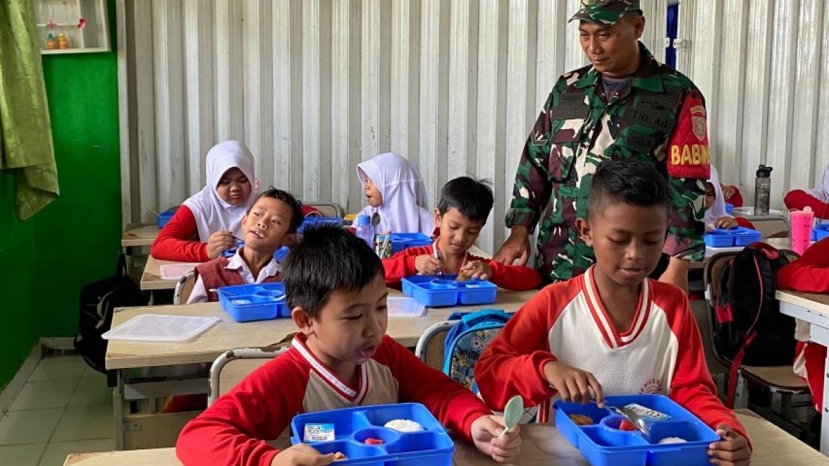 Program Makan Bergizi Gratis Dipantau Tentara Bikin Bocah SD Tegang, Kepala BGN Bilang Begini