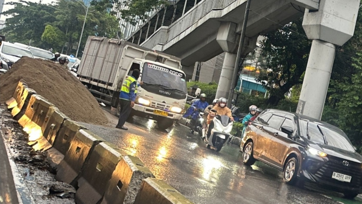 Ada Tumpahan Pasir, Jalan Gatot Subroto Mengarah Pancoran Macet Parah