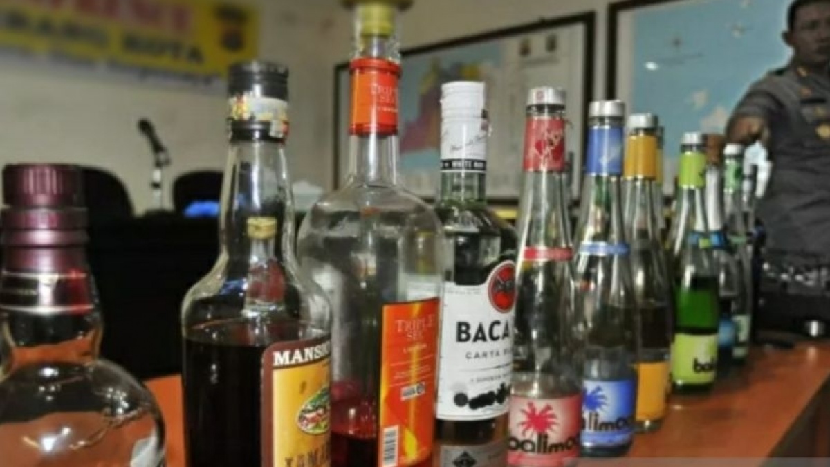 Ratusan Botol Miras Disita Satpol PP Jakarta Utara di Awal Puasa!