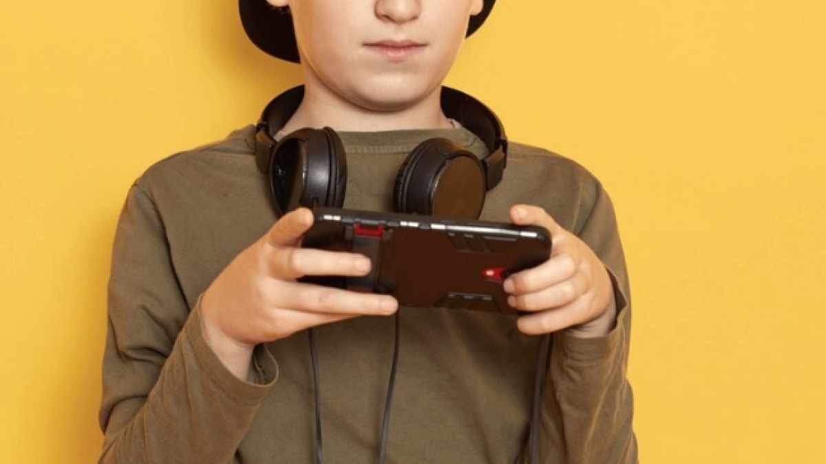 Ini Alasan Komdigi Bikin Aturan Baru untuk Larang Anak Main Medsos